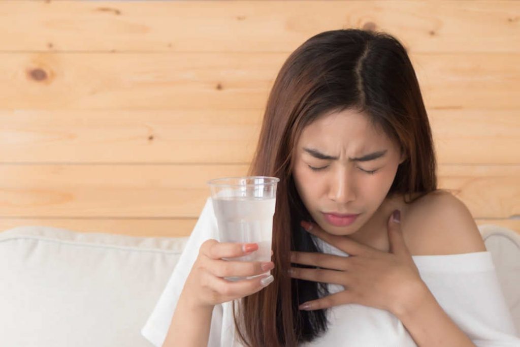 5 σπιτικές θεραπείες για να πείτε αντίο στον λαιμό που σας γαργαλάει