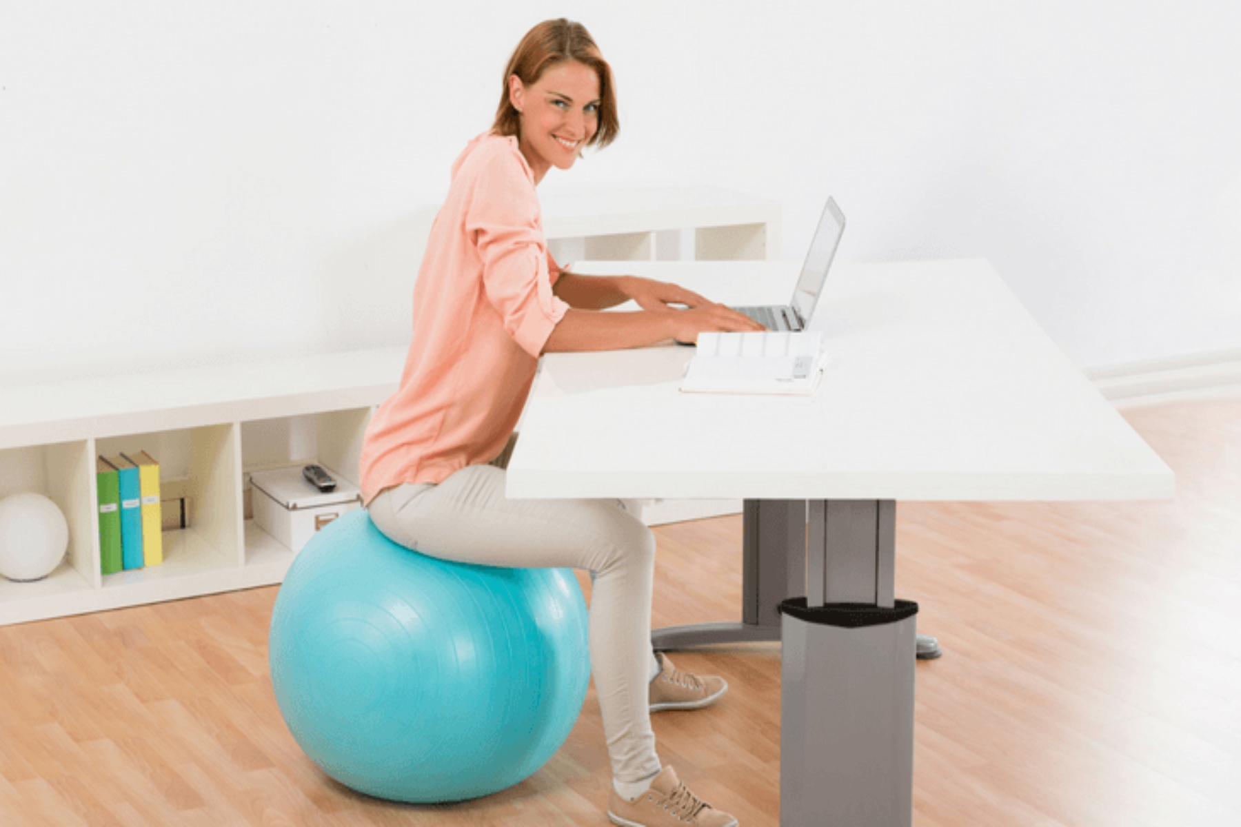 Μπάλα γυμναστικής γραφείο: Είναι καλό να χρησιμοποιείτε μια μπάλα γυμναστικής ως καρέκλα γραφείου;