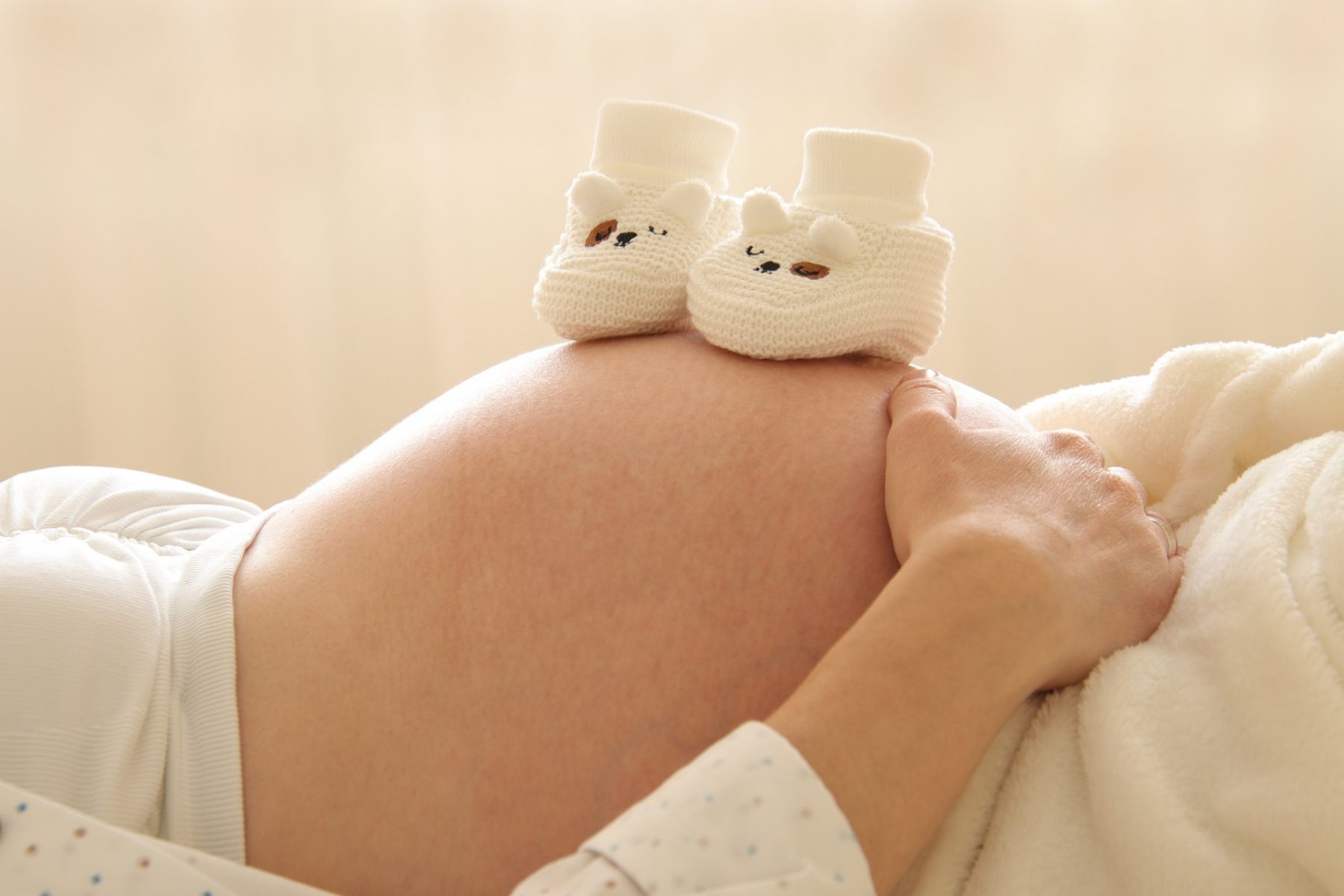 Eγκυμοσύνη κοιλιά: Πώς επηρεάζει το έμβρυο η έκθεση στο φως της κοιλιάς της μητέρας;