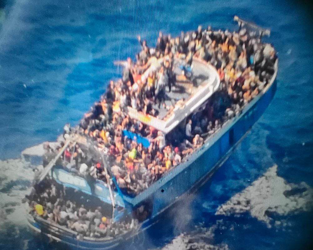 Μετανάστες Βύθιση Σκάφους: Πρωτοφανής τραγωδία σε διεθνή ύδατα, ανοιχτά της Πύλου – Παιδιά και γυναίκες στα αμπάρια