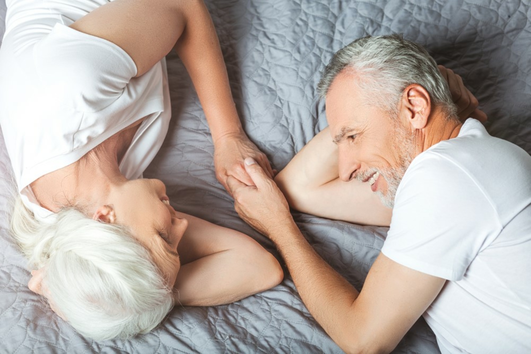 Σεξ μετά τα 60: Μπορεί να είναι απολαυστικό και ποιες προκλήσεις καλείστε να ξεπεράσετε;