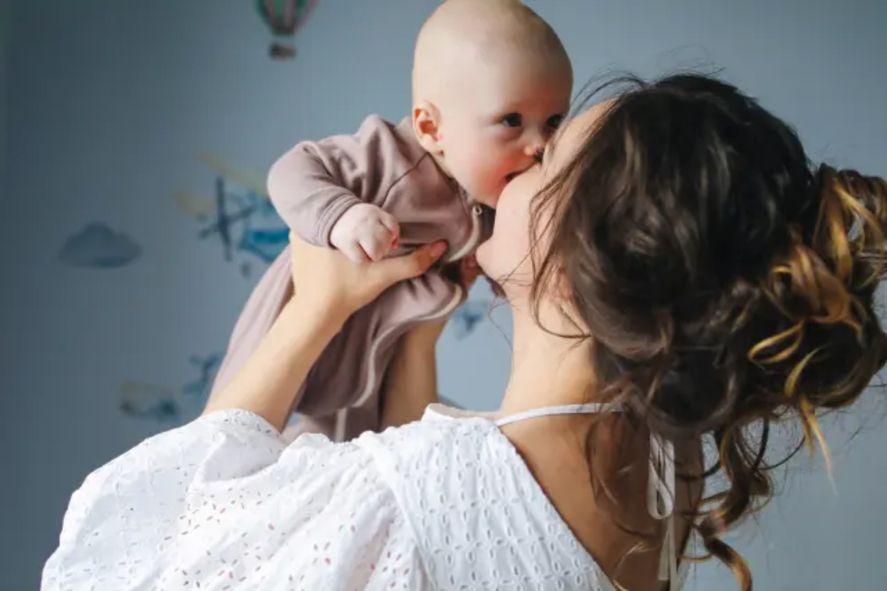 Βρέφη φιλιά: Μπορεί ένα φιλί στα χείλη να είναι μοιραίο για τα μωρά;