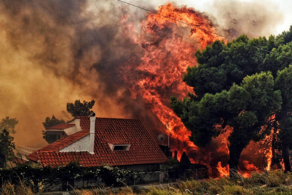 Στο κόκκινο και αύριο η χώρα για τον κίνδυνο πυρκαγιάς
