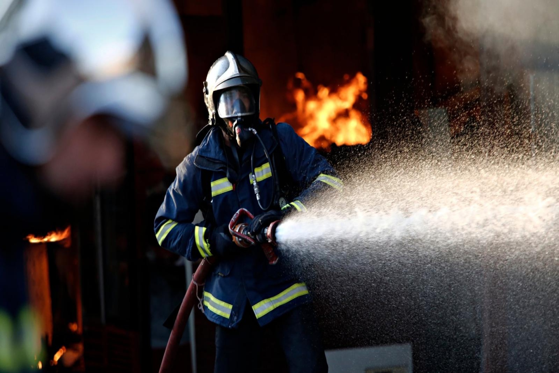 Φωτιά τώρα: Μεγάλη πυρκαγιά στο Λουτράκι