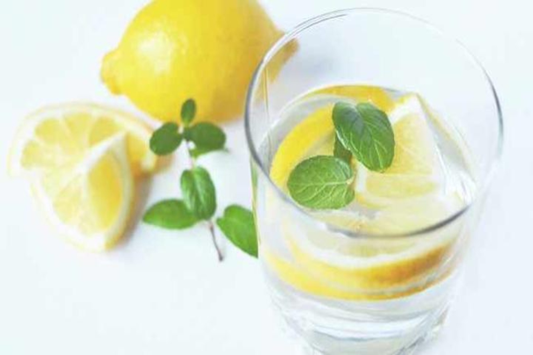 Λεμόνι νερό: Είναι υγιεινό να ξεκινάτε την ημέρα σας με νερό και λεμόνι;