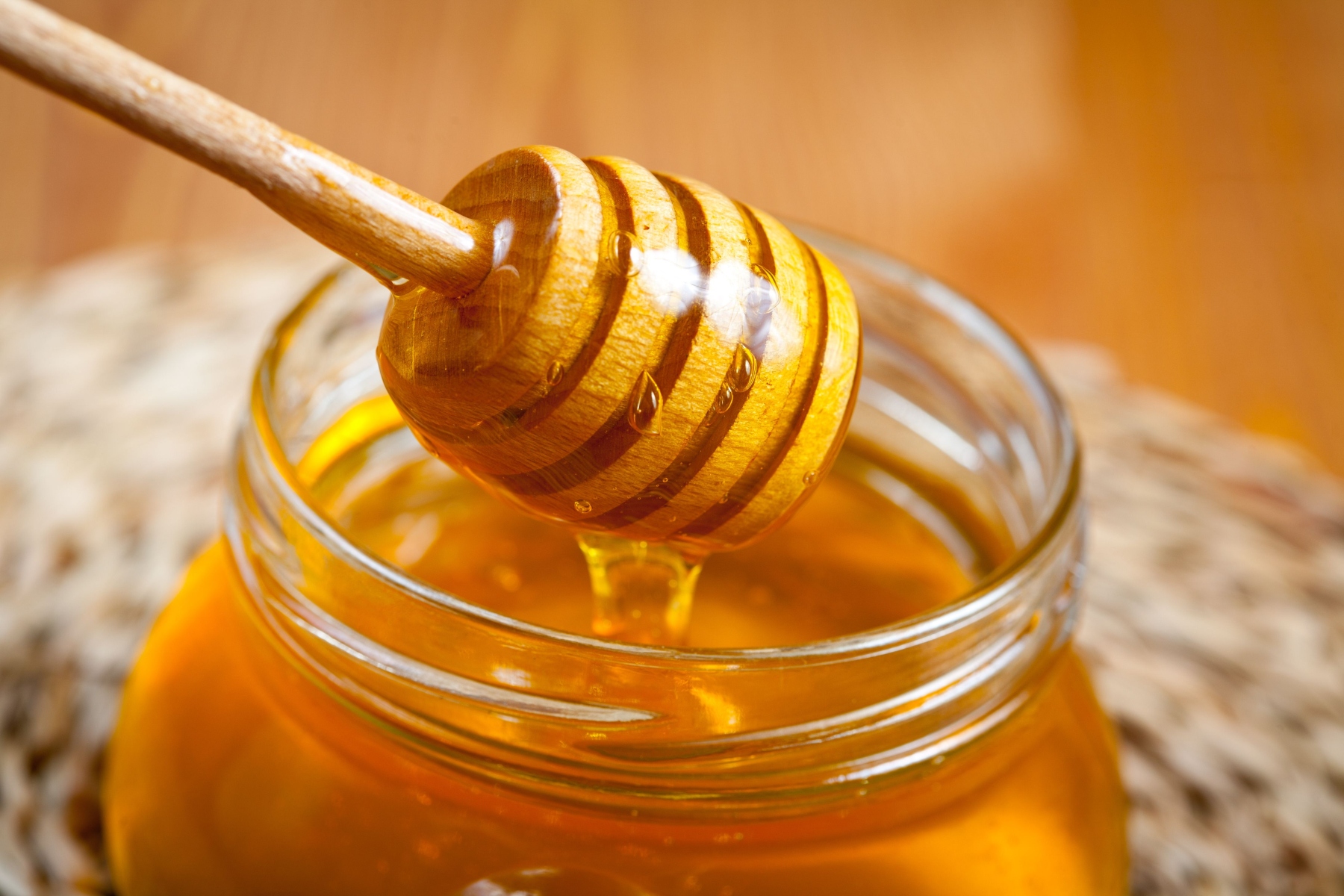 Δέρμα μέλι: Εφαρμόστε ή καταναλώστε μέλι για να κάνετε το θαμπό σας δέρμα να λάμπει