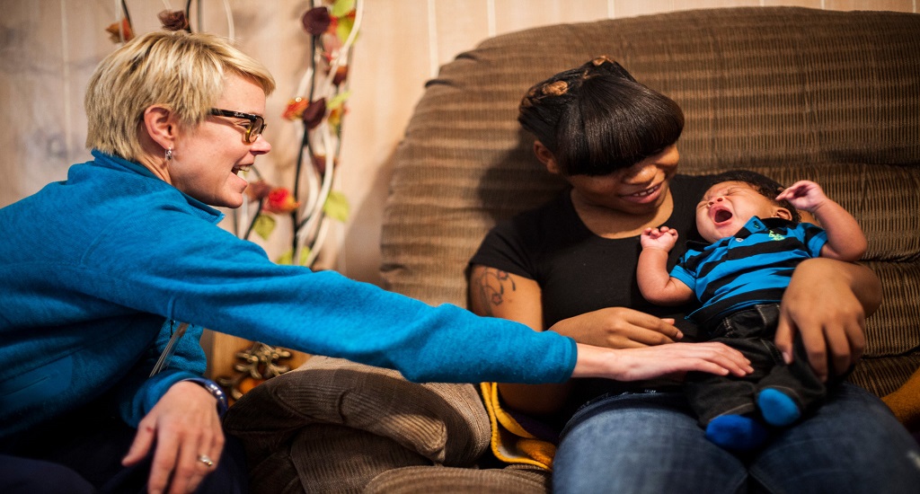 Νοσηλευτές: Το πρόγραμμα επίσκεψης στο σπίτι μπορεί να ενισχύσει τη γλώσσα και την ψυχική υγεία των παιδιών