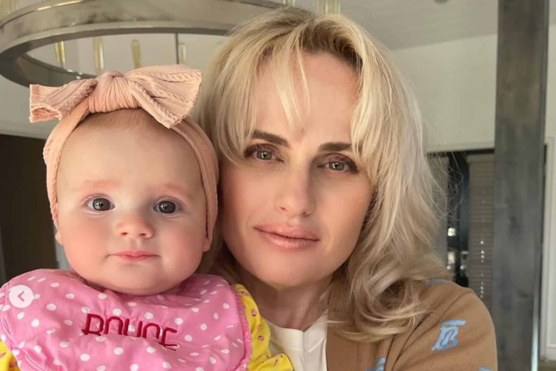 Rebel Wilson: Γιατί επέλεξε παρένθετη μητέρα για να αποκτήσει την κόρη της;