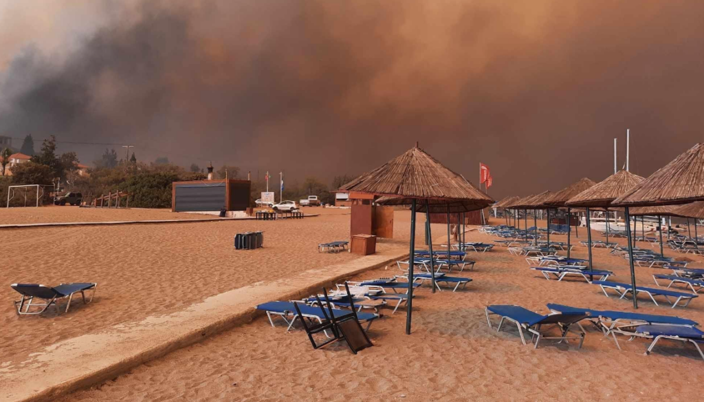 Πυρκαγιά Ρόδος: Στο πόδι κάτοικοι και τουρίστες στο φλεγόμενο νησί – Κάηκαν σπίτια και ξενοδοχεία