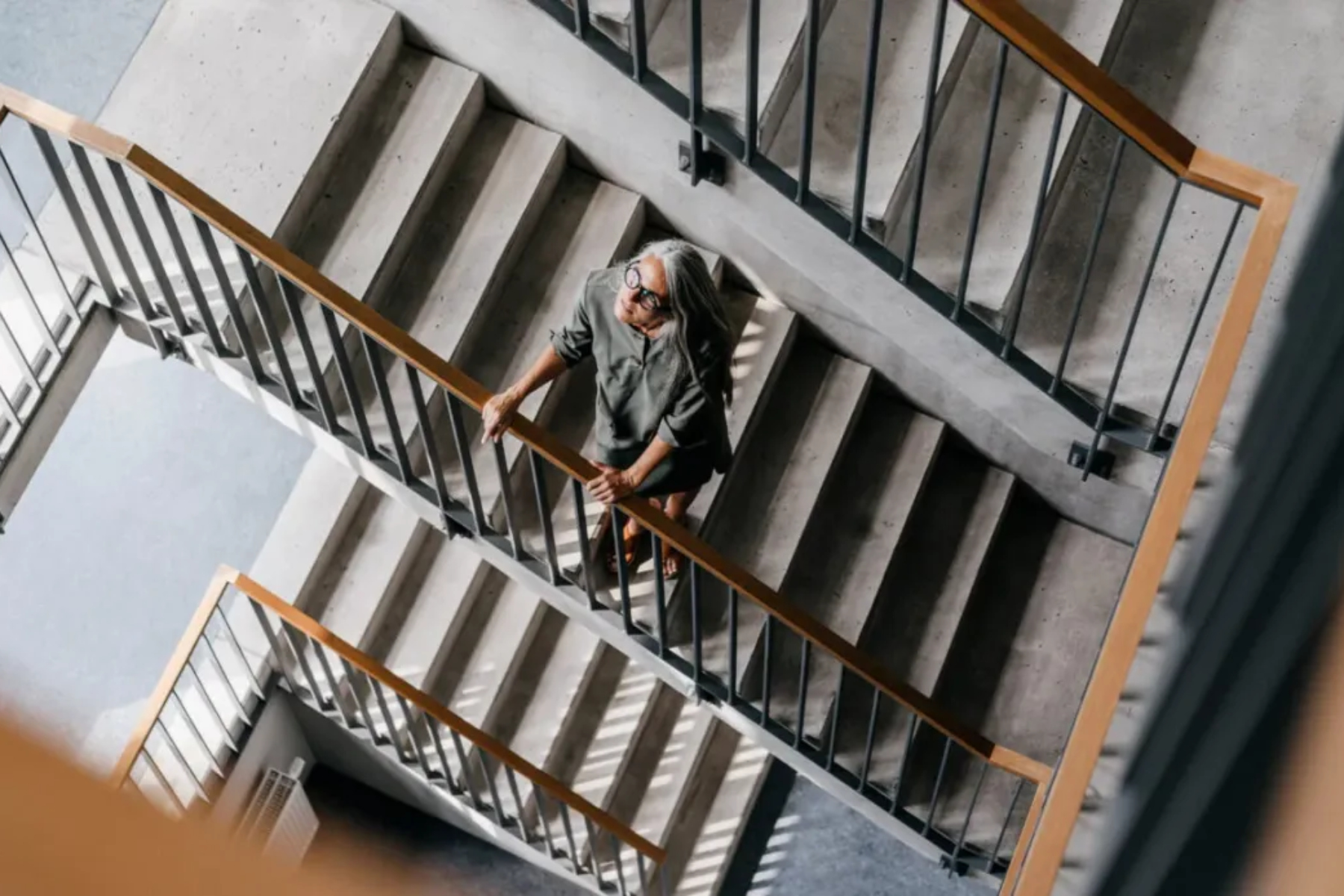 Πέσιμο από σκάλα: Γιατί οι γυναίκες πέφτουν από σκάλες πιο συχνά;