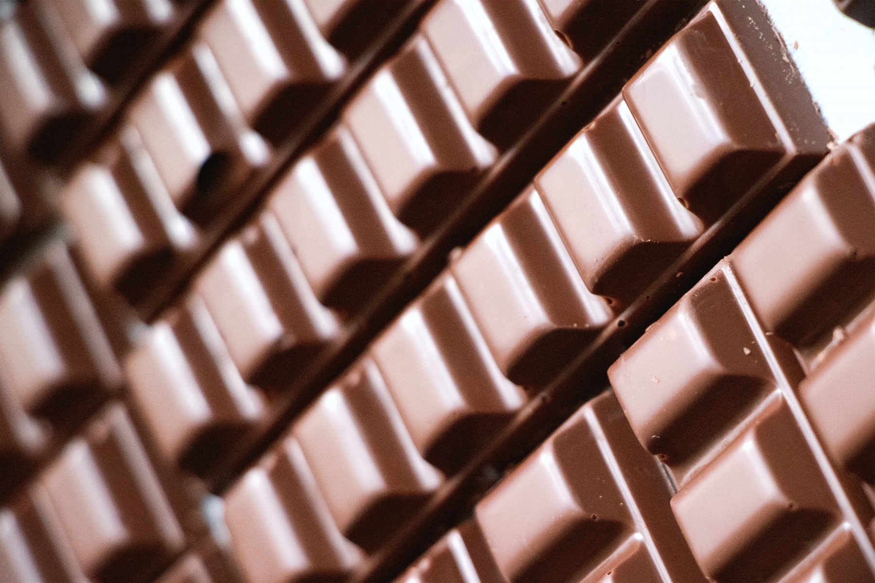Θετικότητα ορμόνες: Πώς η σοκολάτα επηρεάζει θετικά τη διάθεση και τη λειτουργία του εγκεφάλου;