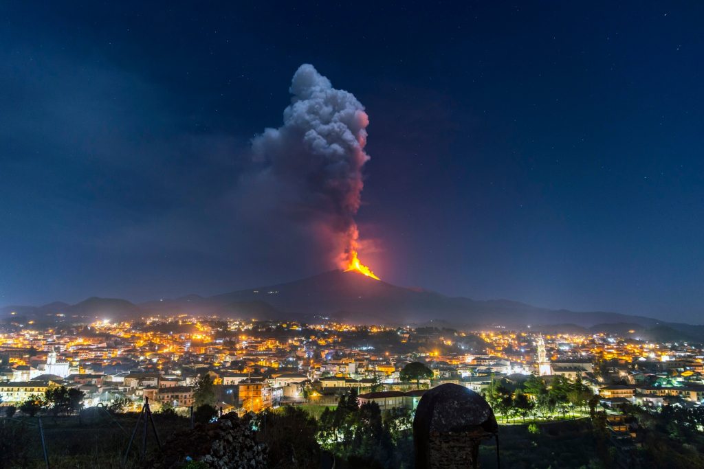 Αίτνα: Η ηφαιστειακή έκρηξη αναγκάζει το κεντρικό αεροδρόμιο της Σικελίας να κλείσει