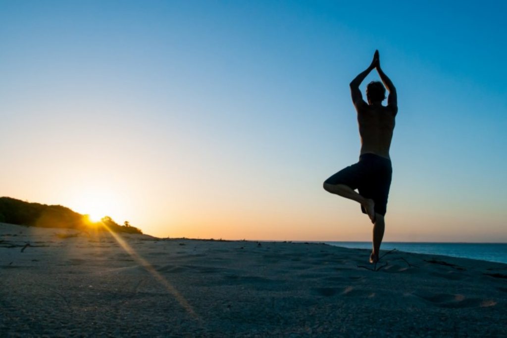 Πόσο ωφέλιμη είναι η yoga το βράδυ;