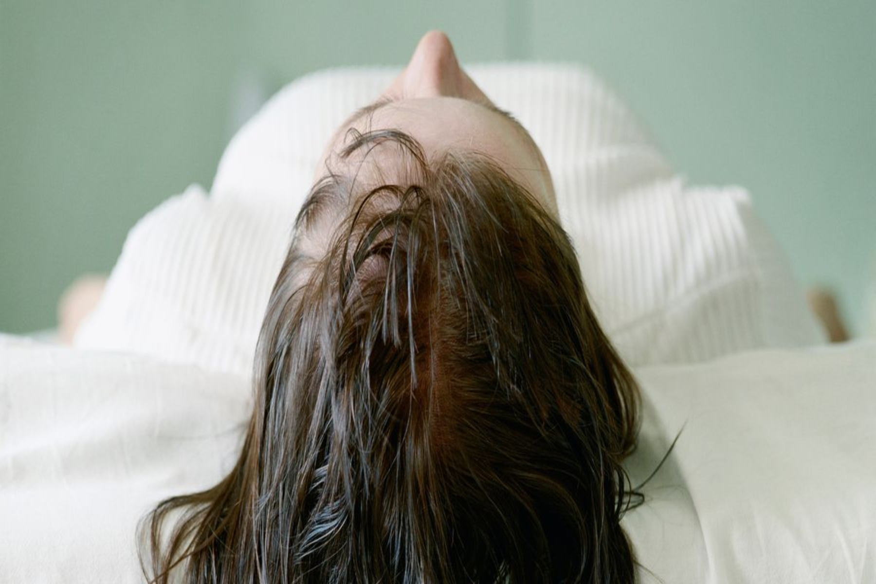 Βρεγμένα μαλλιά: Οι ειδικοί λένε ότι ο ύπνος με βρεγμένα μαλλιά μπορεί να προκαλέσει βακτήρια