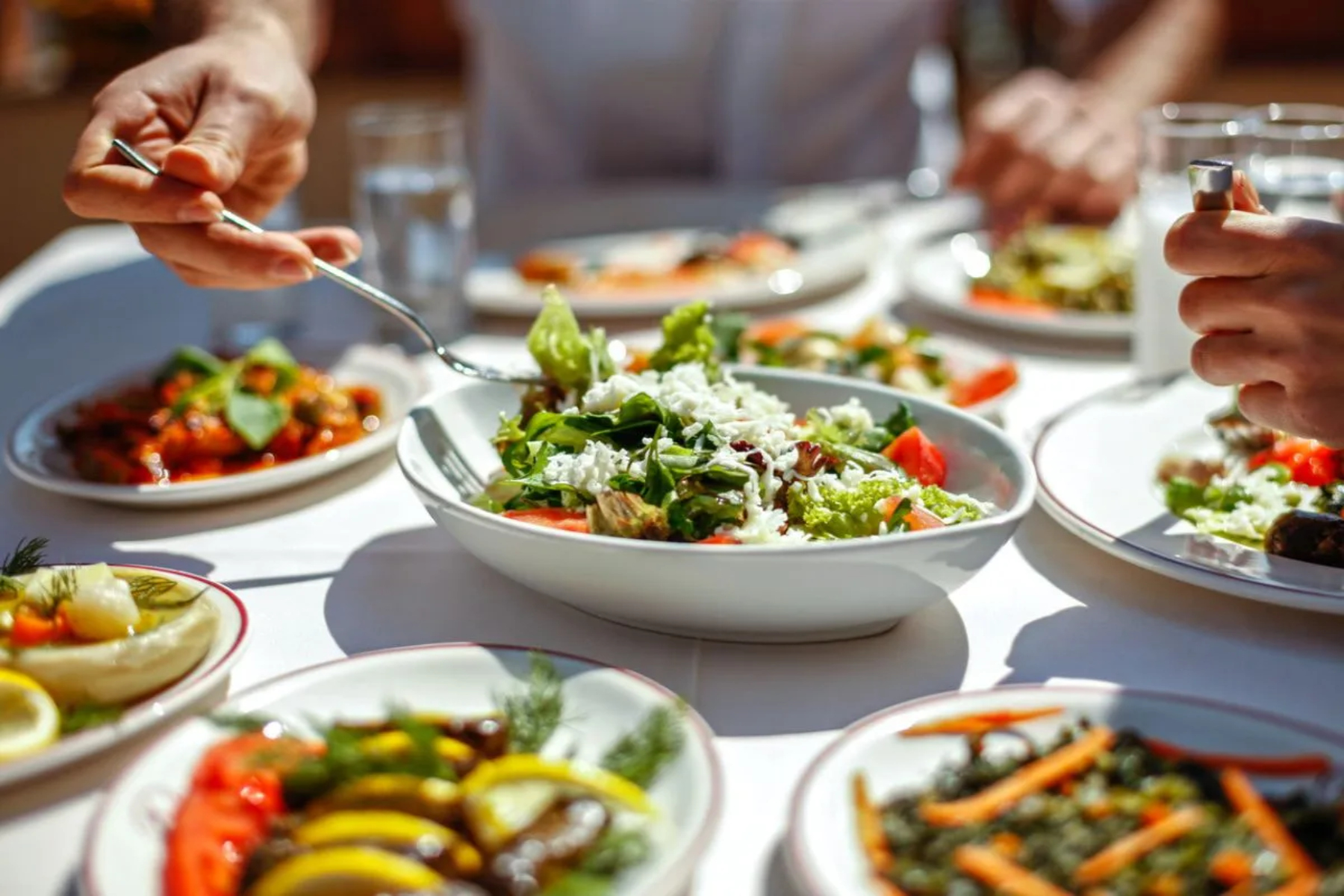 Βόλτα διατροφή: Μπορείτε να φάτε έξω ενώ κάνετε διατροφή;