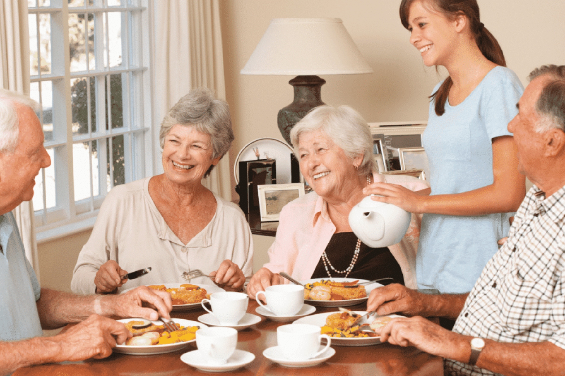 Διατροφή ηλικιωμένοι: Τι να τρώτε και τι να αποφεύγετε κατά τη διάρκεια του καύσωνα και της υγρασίας;