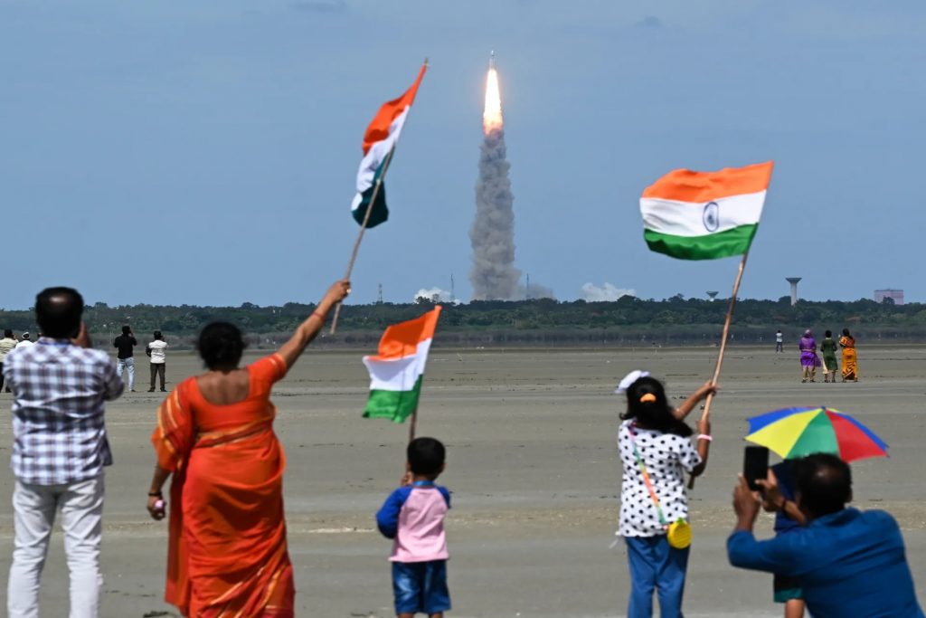 Η Ινδία πραγματοποιεί ιστορική προσγείωση στη Σελήνη