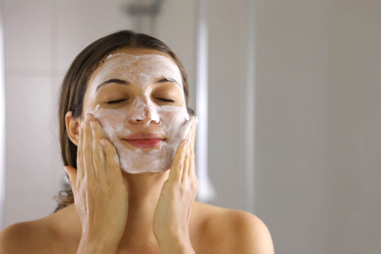 Skincare: Μήπως το πρωινό πλύσιμο του προσώπου σου κάνει κακό;
