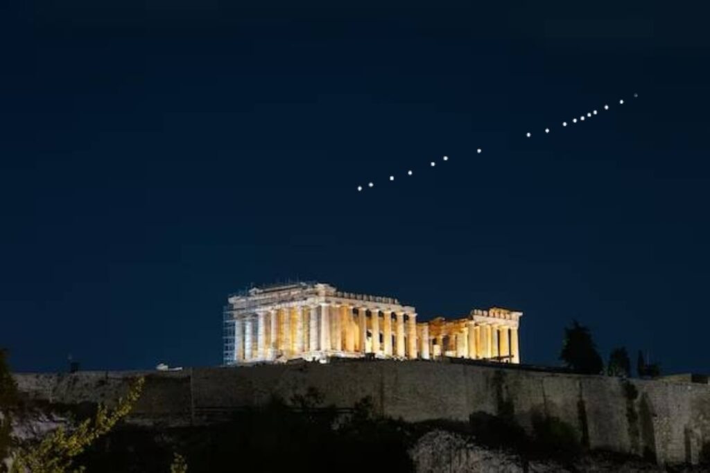 Ορατοί χτες βράδυ οι δορυφόροι Έλον Μασκ στον ουρανό της Ελλάδας