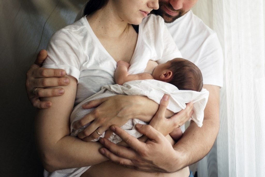 Πόσο βοηθητικοί μπορούν να φανούν οι μπαμπάδες στον μητρικό θηλασμό;