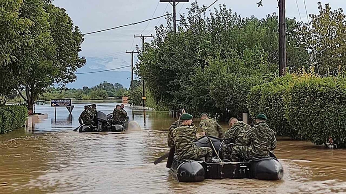 Θεσσαλία Πημμύρες: Με εντολή του πρωθυπουργού ενεργοποιήθηκε ο στρατός για την περισυλλογή των νεκρών ζώων