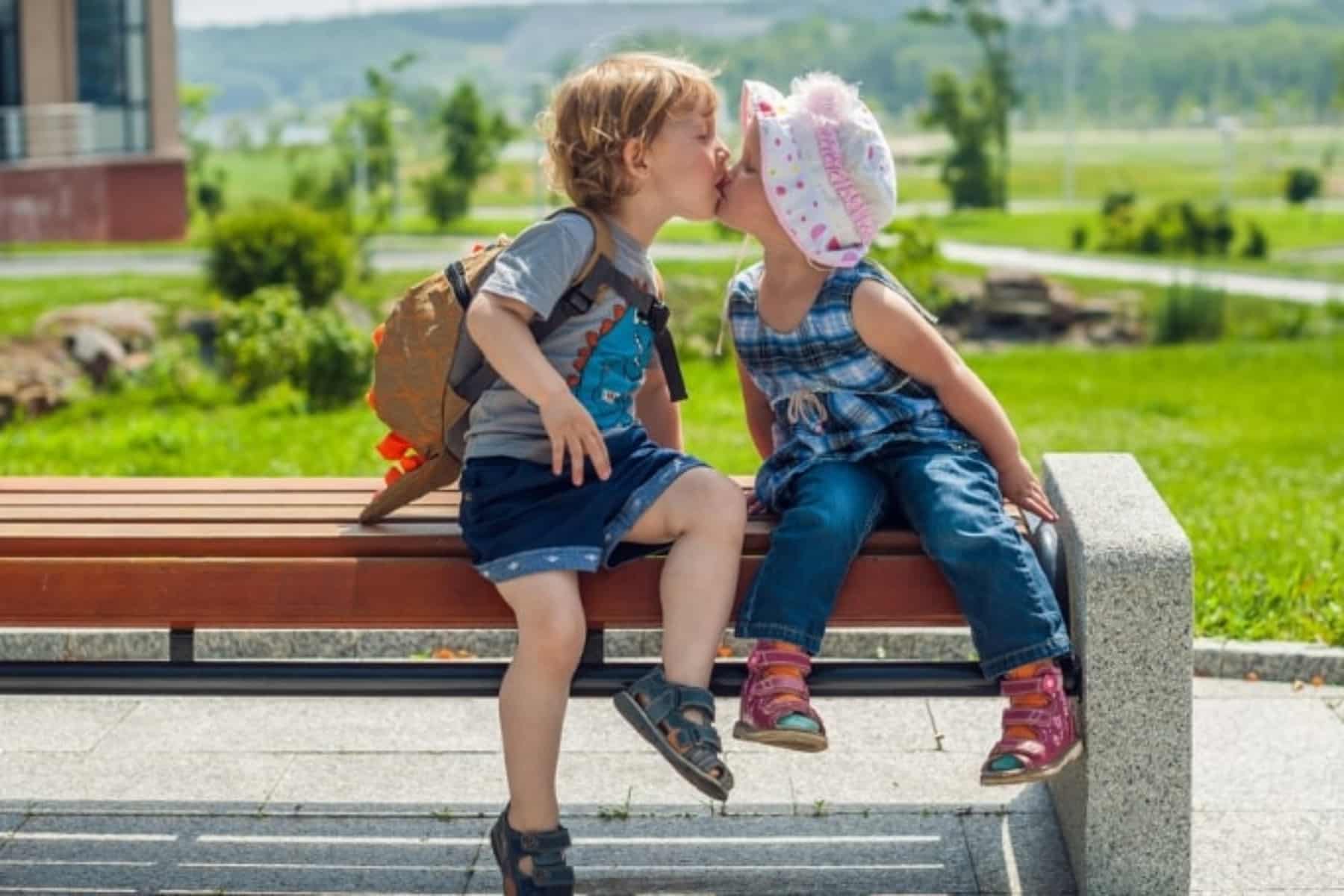 Σεξουαλική αγωγή: Πώς οφείλεται να γίνεται η σεξουαλική διαπαιδαγώγηση ανάλογα την ηλικία;