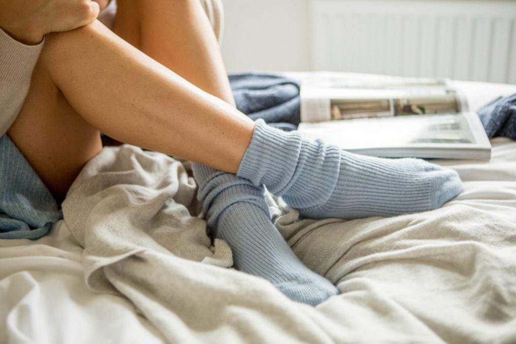 Οι κάλτσες στο κρεβάτι είναι το κλειδί για έναν υπέροχο οργασμό;