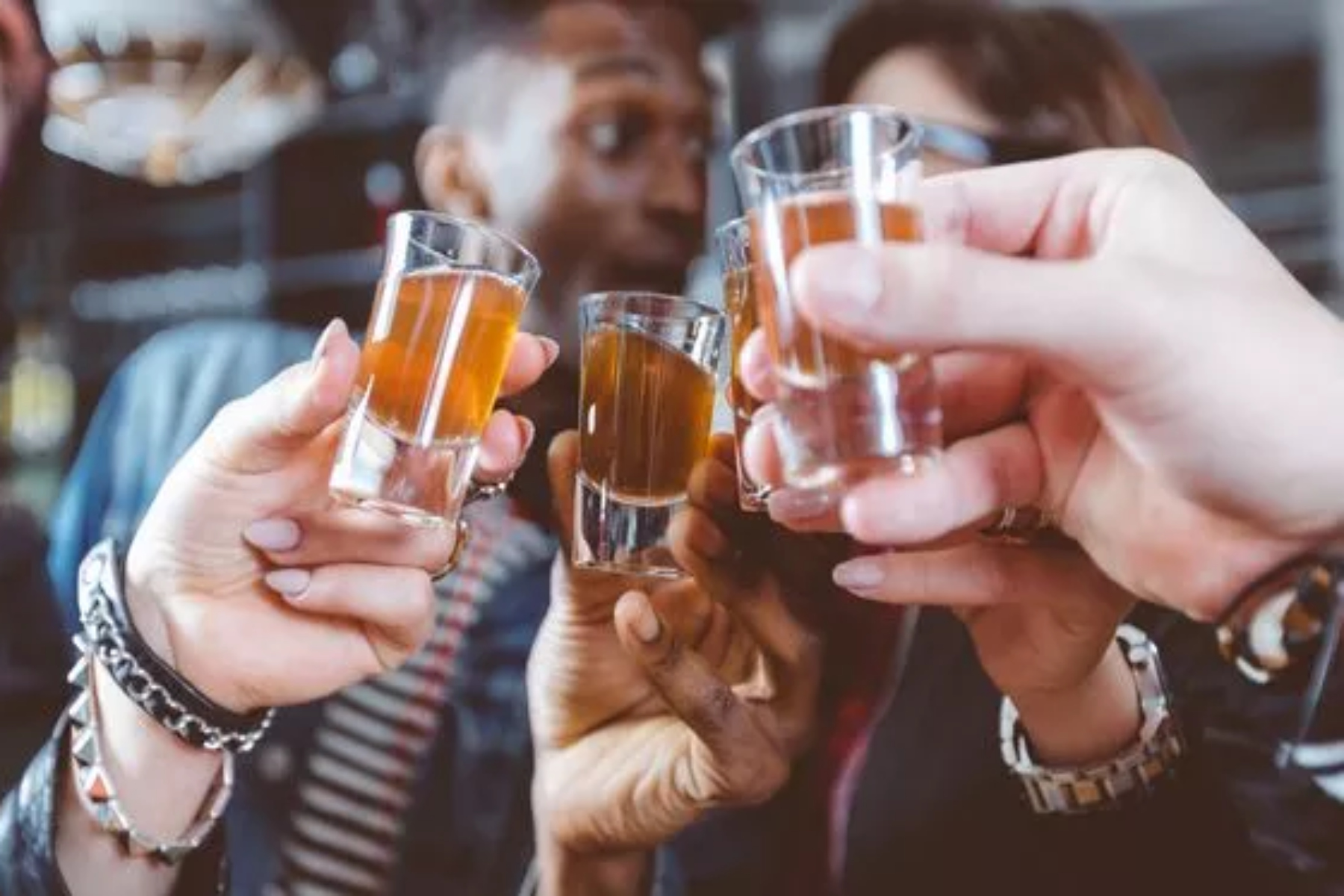 Αλκοόλ: Η υπερβολική κατανάλωση αλκοόλ επιβαρύνει την υγεία της καρδιάς και του ήπατος