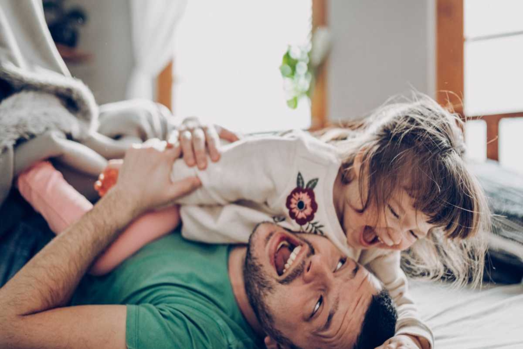 Μπαμπαδοαστεία: Πώς τα dad jokes ωφελούν τα παιδιά σας συναισθηματικά;
