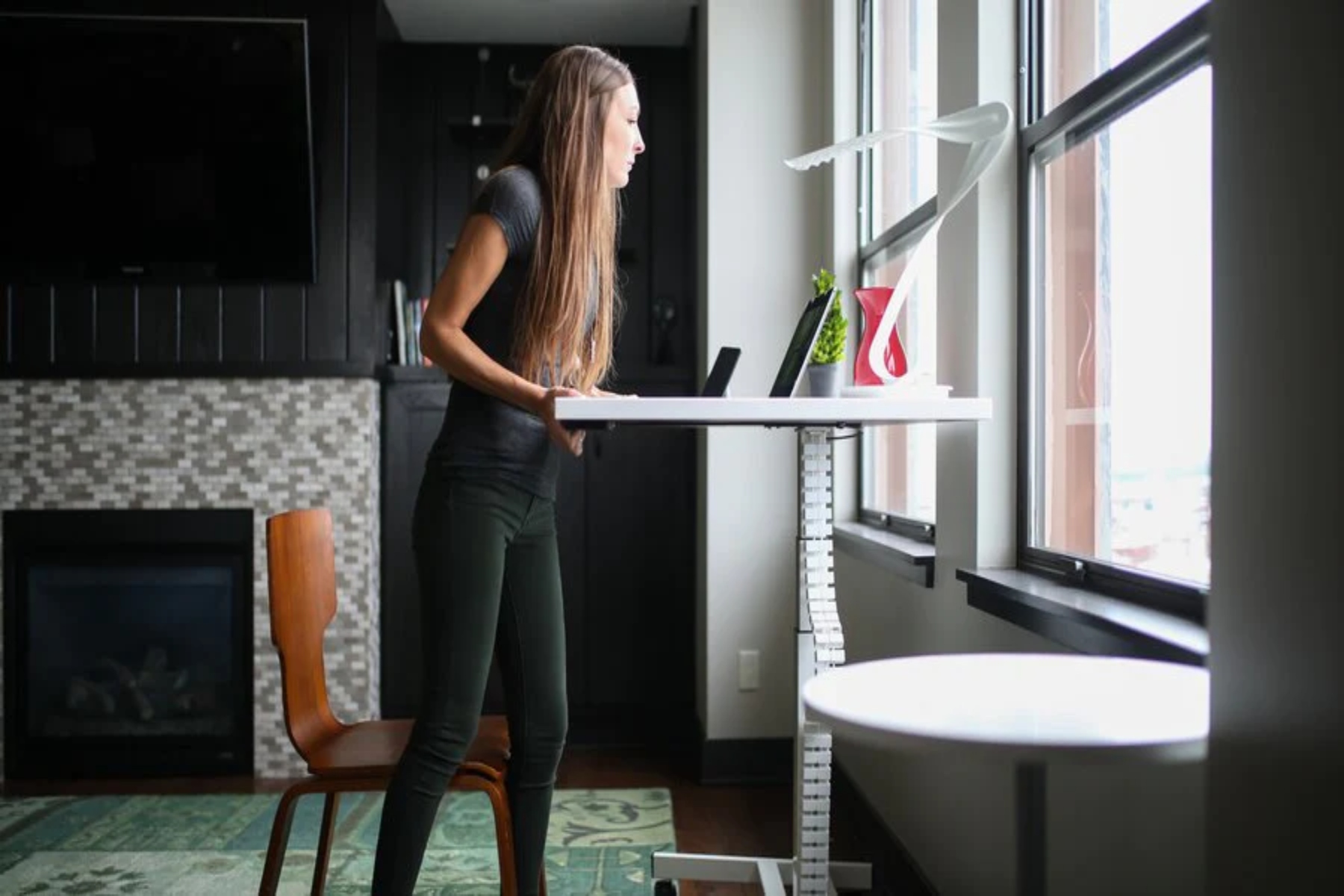 Όρθια γραφεία: Είναι πραγματικά καλύτερο να στέκεστε στο γραφείο σας από το να κάθεστε;