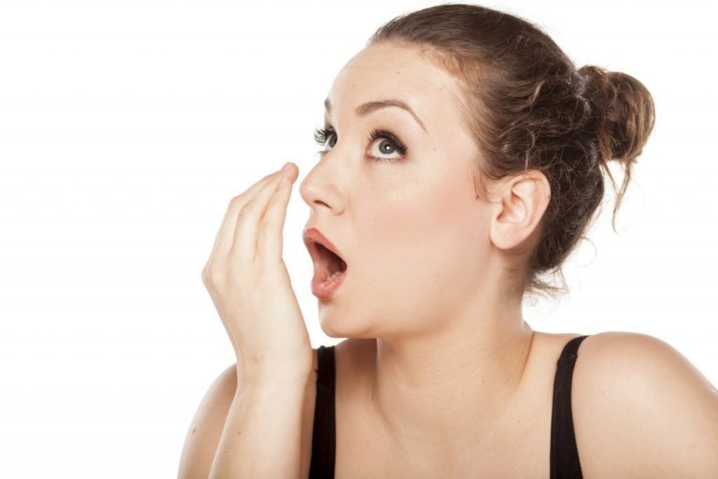 Κακοσμία στόματος - Τι προκαλεί την κακή αναπνοή;