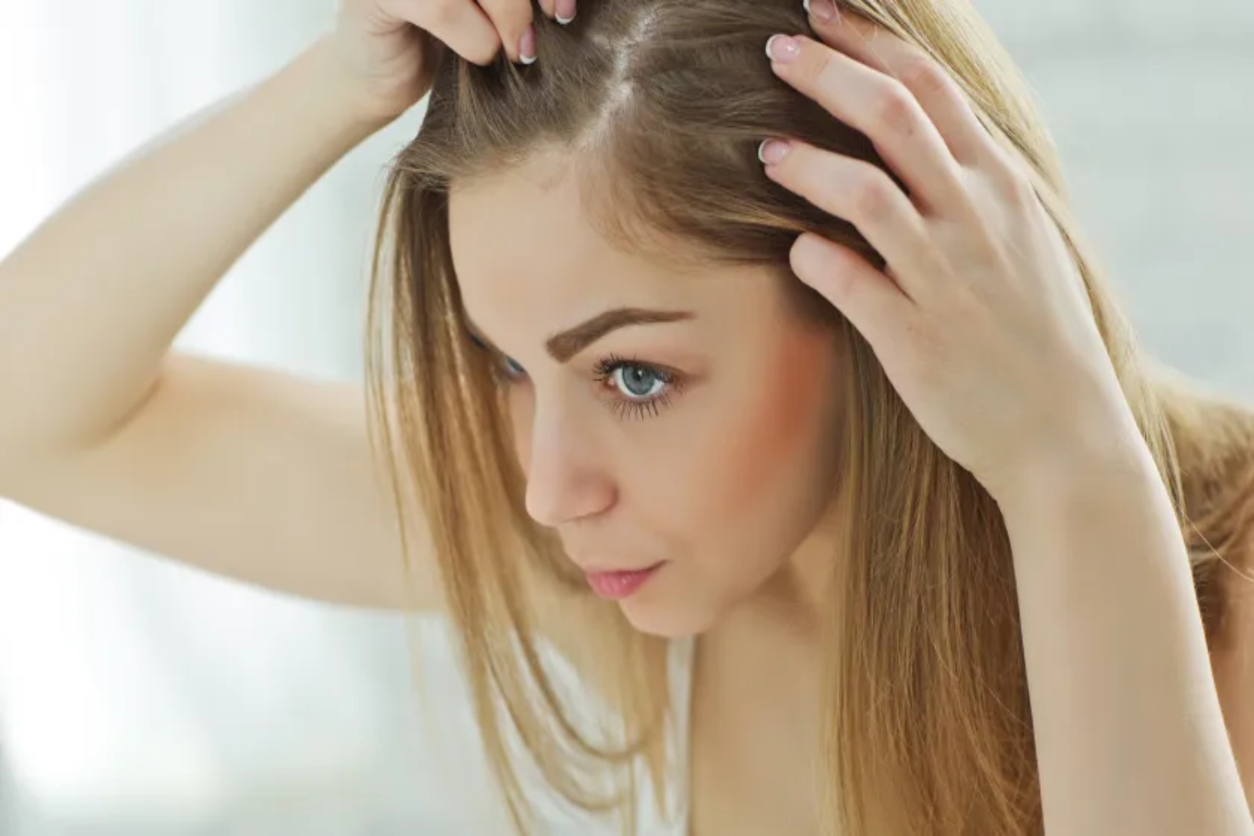 Τριχόπτωση: 7 λόγοι για τους οποίους πέφτουν τα μαλλιά σας όταν τα αγγίζετε