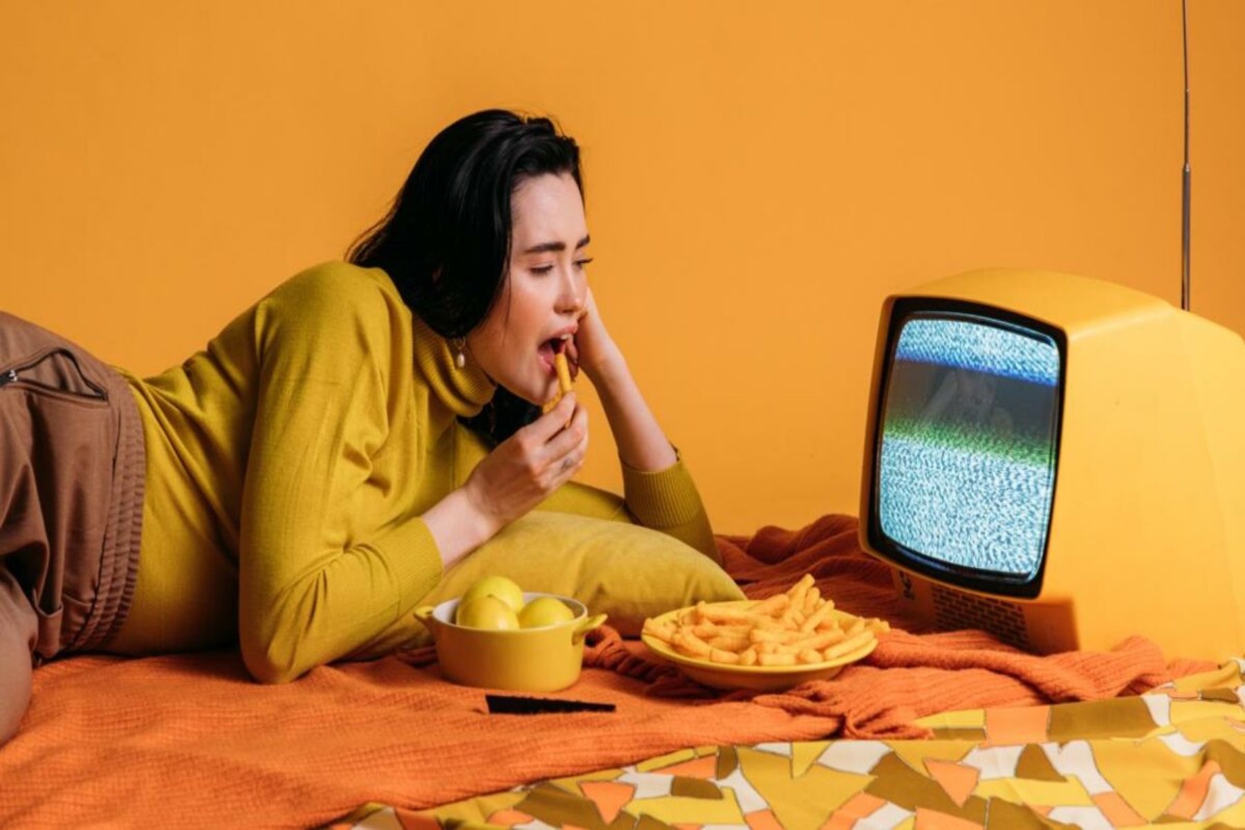 Τηλεόραση βάρος: Αν τρώτε ενώ παρακολουθείτε τηλεόραση μπορεί να οδηγήσει σε αύξηση βάρους