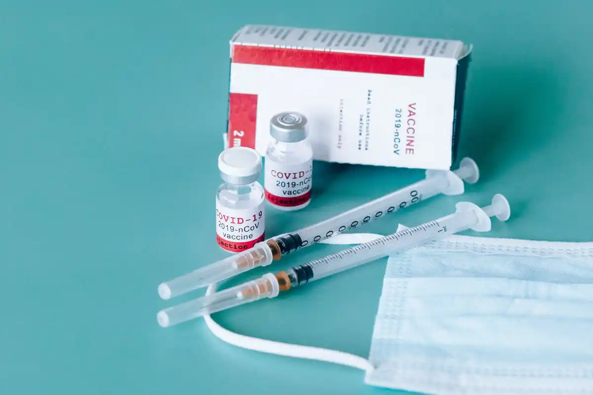 Sars-Cov-2 RSV Γρίπη: Έρχονται επικαιροποιημένες λήψεις εμβολίων covid, μέρος τριάδας εμβολίων για τους φθινοπωρινούς ιούς