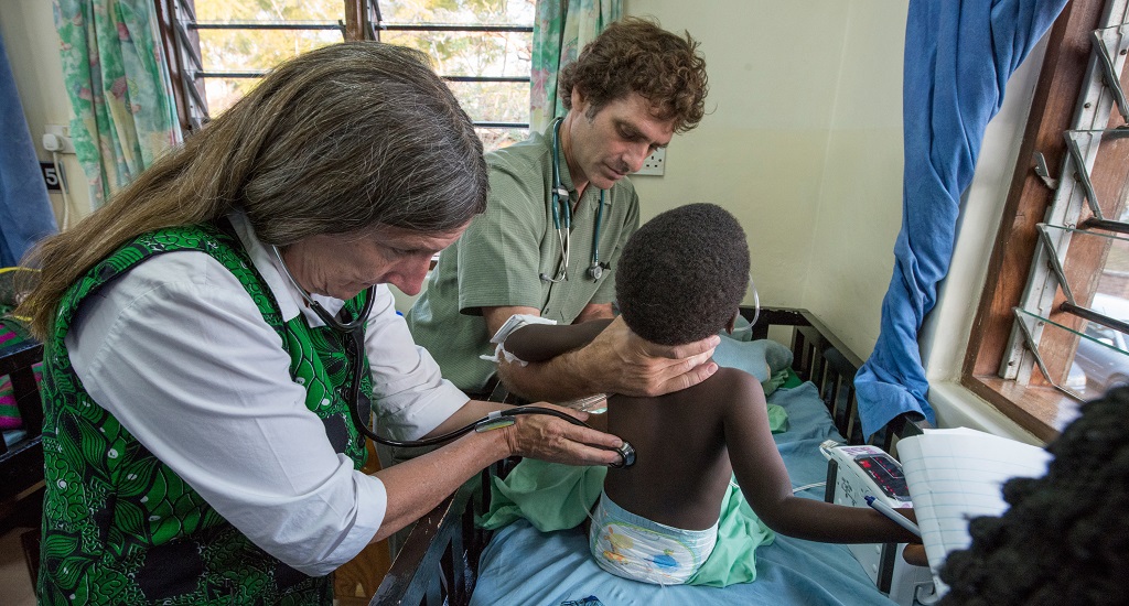 Λύνοντας ένα μυστήριο ελονοσίας: Εγκεφαλικό οίδημα σε παιδιά με εγκεφαλική ελονοσία