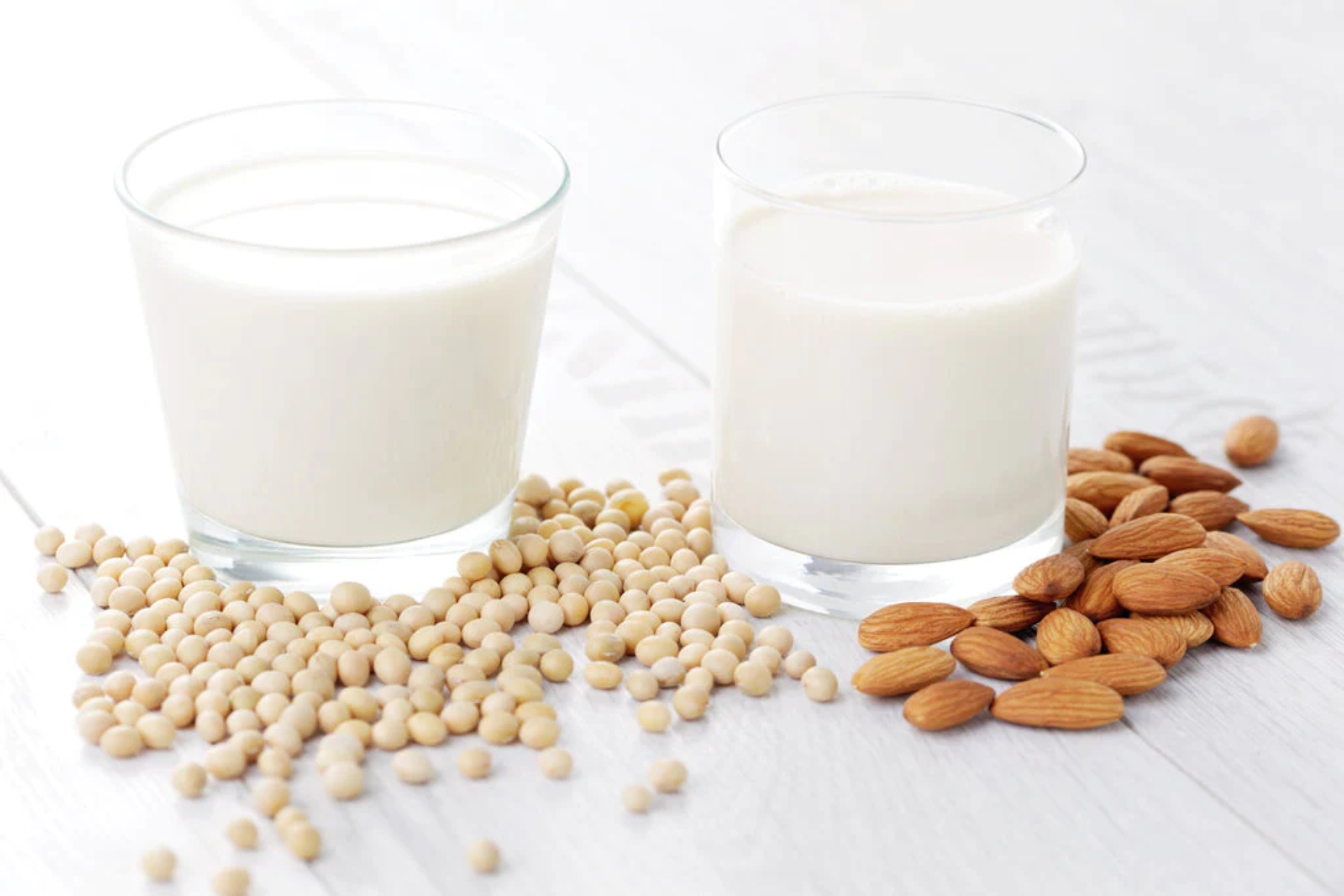 Γάλα σόγιας Vs Γάλα αμυγδάλου: Ποιο είναι το καλύτερο για εσάς;