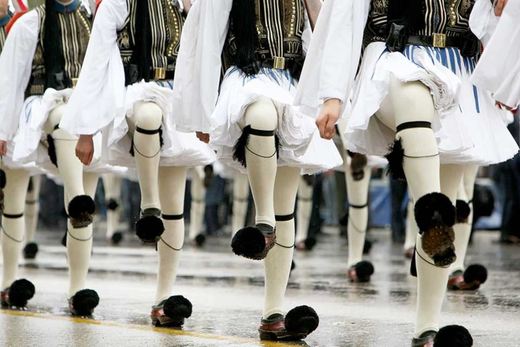 Με παροδικά αυξημένες νεφώσεις και τοπικές βροχές γιορτάζουμε το ΟΧΙ