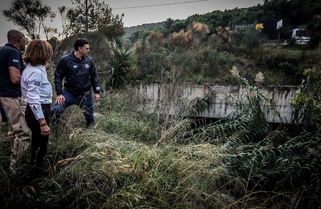 Περιφέρεια Αττικής - Ανακοίνωση για την ευθύνη συντήρησης και καθαρισμού του μεγάλου ρέματος της Ραφήνας - Επίσκεψη Κικίλια