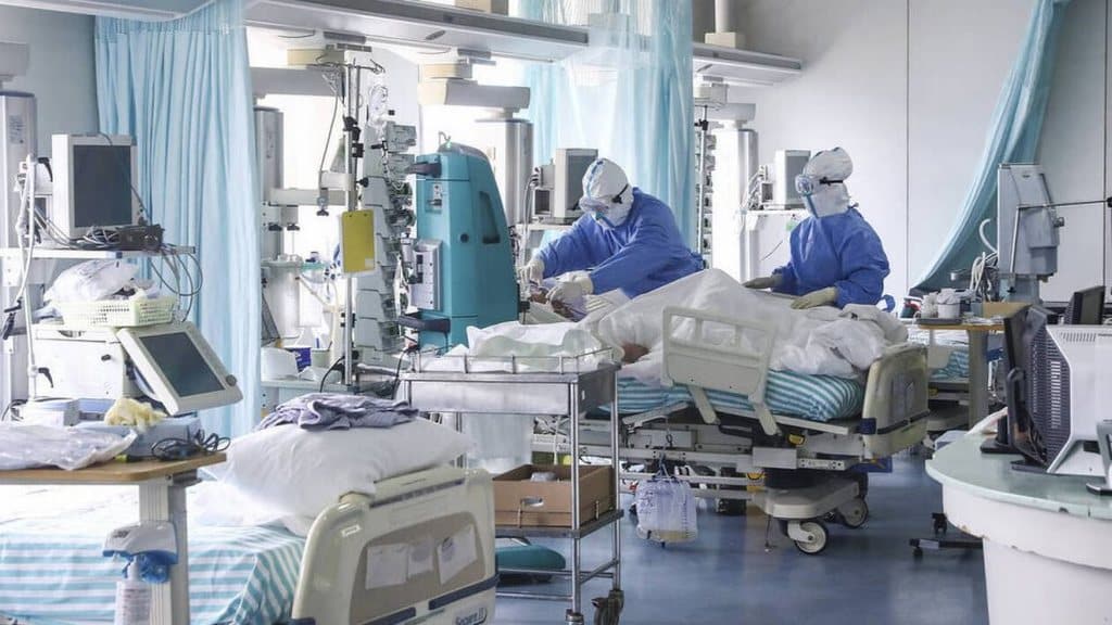 COVID-19: Ο κίνδυνος εισαγωγής και θανάτου από τη νόσο είναι χαμηλός, αλλά οι ηλικιωμένοι παραμένουν ευάλωτοι