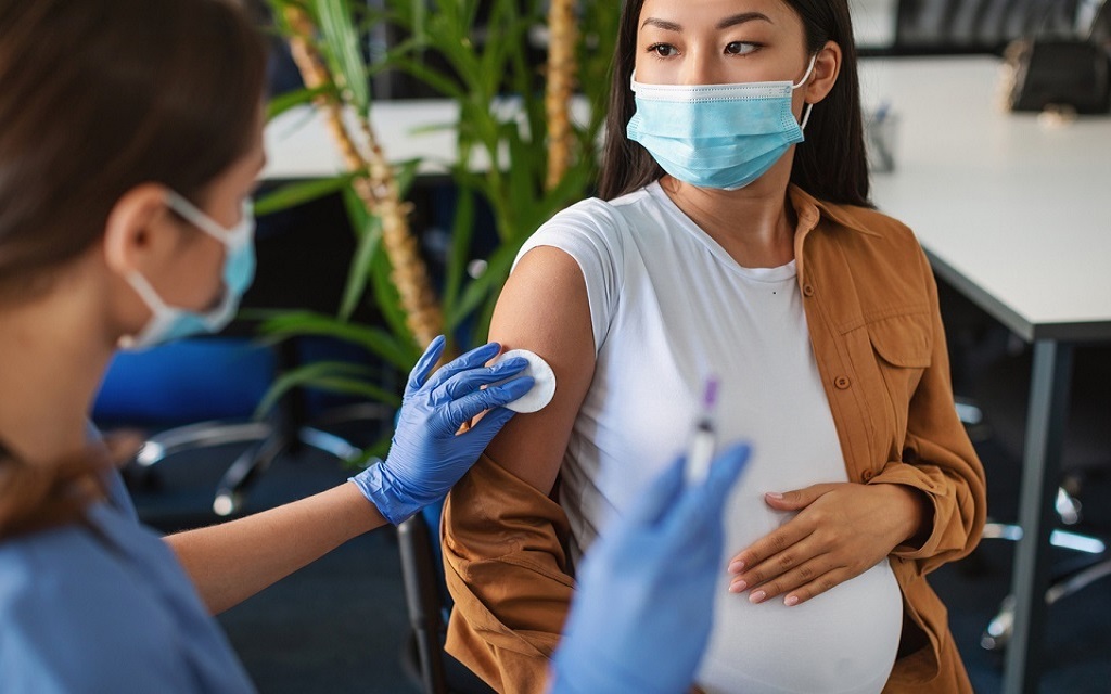Κοκκύτης: Τα μωρά προστατεύονται καλύτερα από τη νόσο αν η μητέρα εμβολιαστεί κατά τη διάρκεια της εγκυμοσύνης