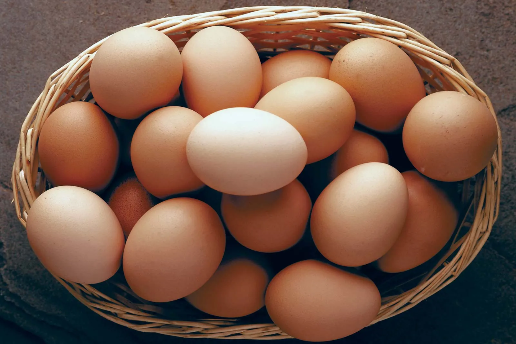 Η κατανάλωση πολλών αυγών αυξάνει τη χοληστερόλη;
