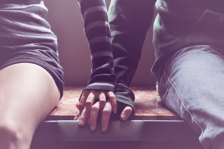 Skinship: Η δύναμη της σωματικής επαφής στις ανθρώπινες σχέσεις