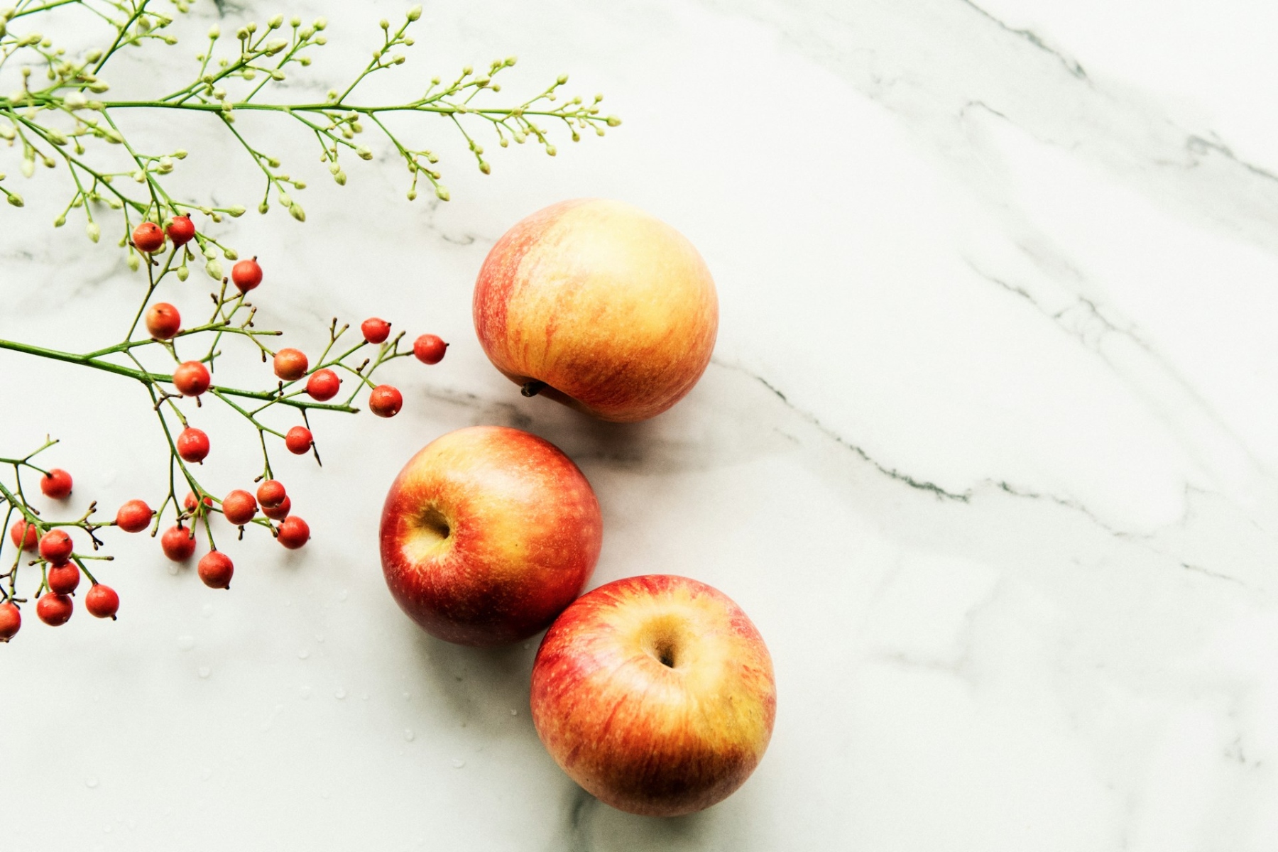 Νέα υγείας: Πρέπει να καταναλώνουμε μήλο με άδειο στομάχι το πρωί;
