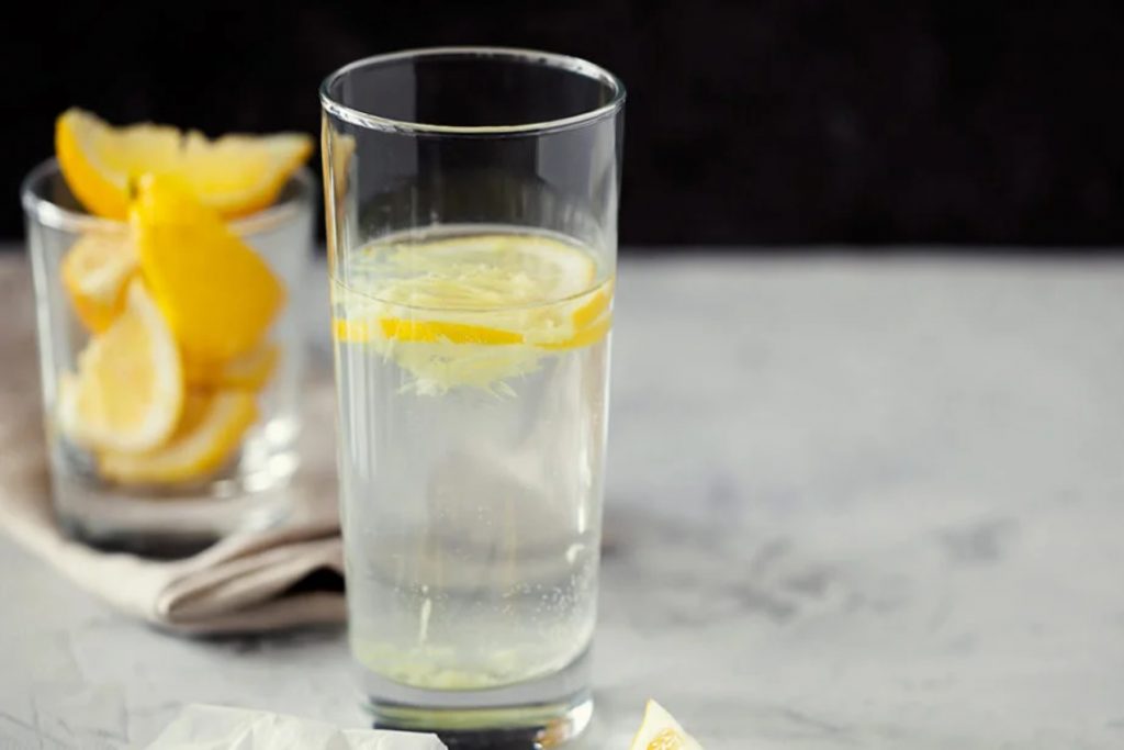 Πώς το νερό με λεμόνι μπορεί να βελτιώσει την ενυδάτωσή μας;