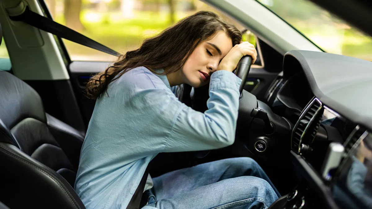 Οδήγηση Αυτοκίνητο: Πολλοί έφηβοι λένε ότι οδηγούν ενώ νιώθουν υπνηλία, υποτιμώντας τον κίνδυνο