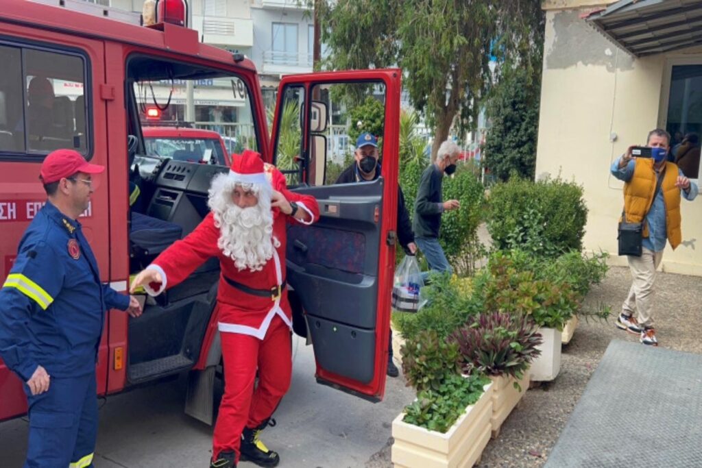 ΠΑΓΝΗ Βενιζέλειο - Ιπτάμενοι πυροσβέστες σε ρόλο Άγιου Βασίλη
