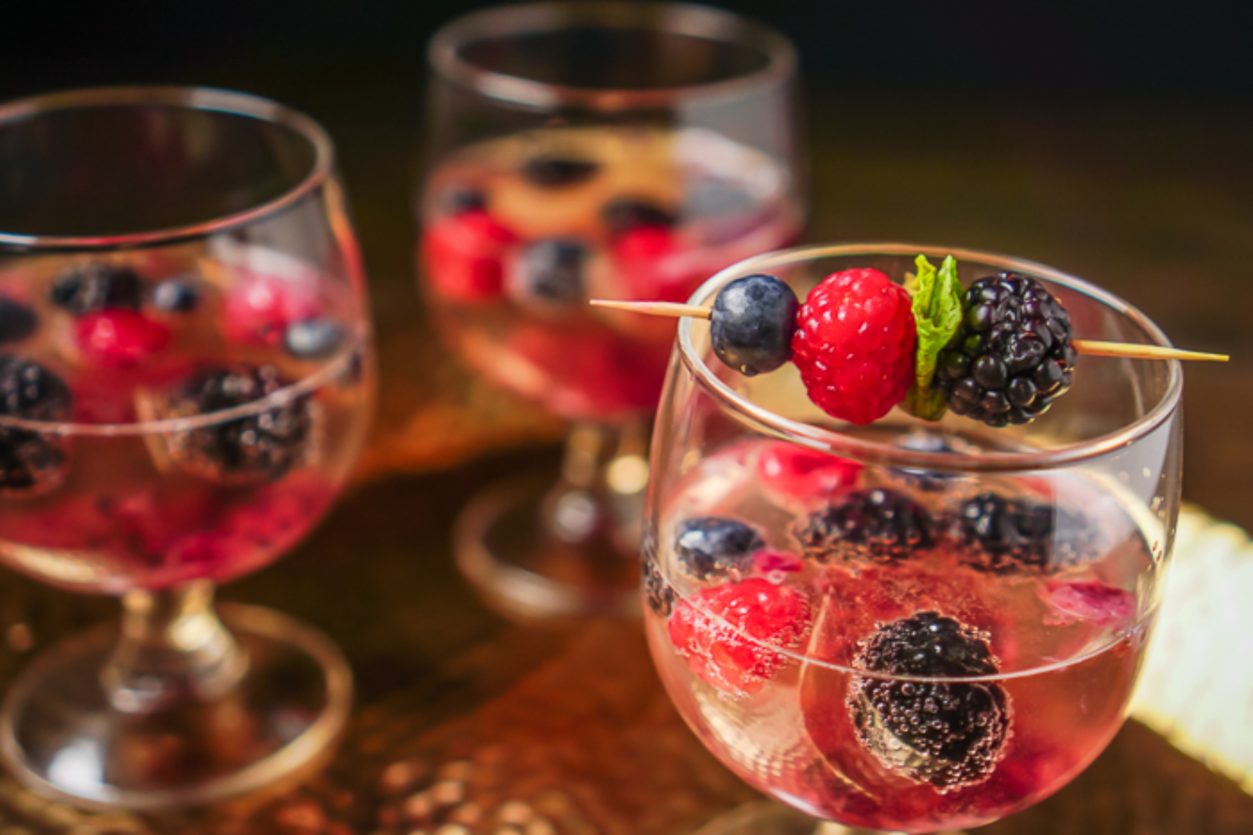 Sparkling Midnight Berry Cocktail – Μια εορταστική συνταγή για την παραμονή της Πρωτοχρονιάς