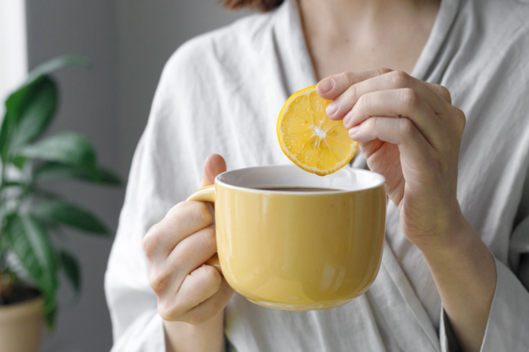 Τσάι: Γιατί πολλοί προσθέτουν λεμόνι στο τσάι τους;