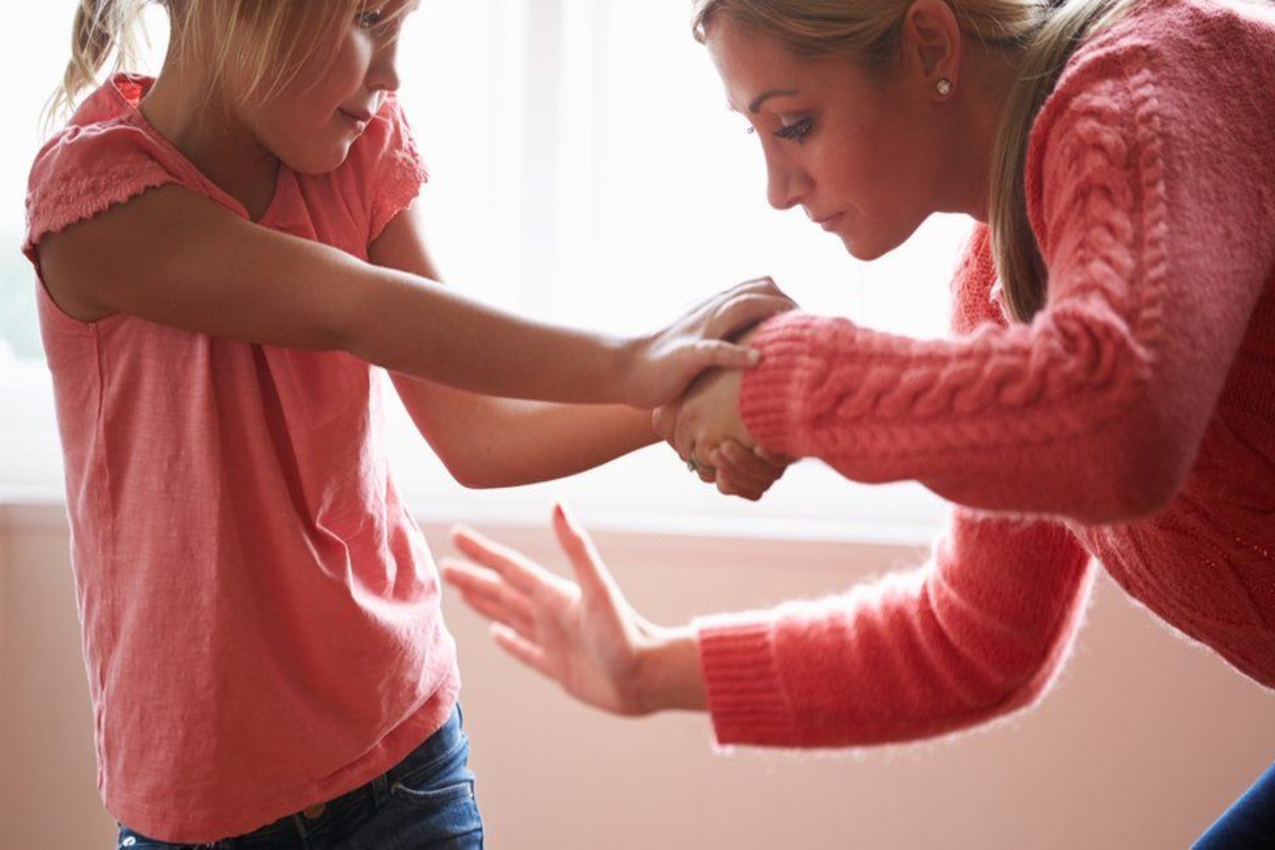 Ανατροφή παιδιών: 1 στους 4 ενήλικες θεωρεί ότι το χαστούκι είναι απαραίτητο