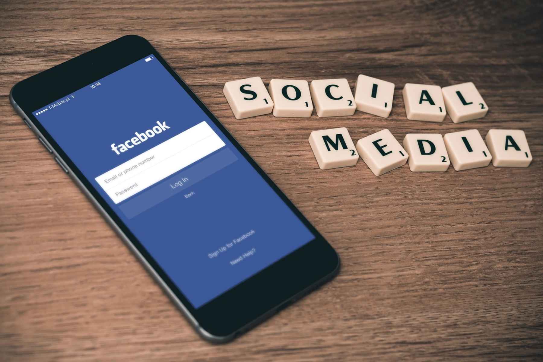 Είναι σωστό να ελέγχεις τα social media των έφηβων παιδιών σου;